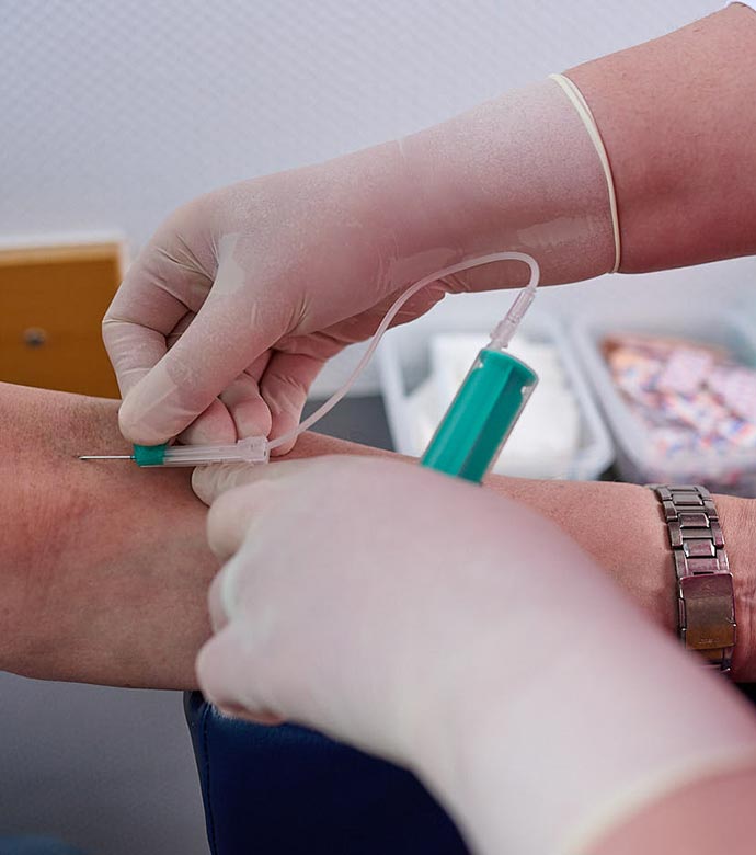 Blutabnahme am Arm eines Patienten zur diagnostischen Untersuchung