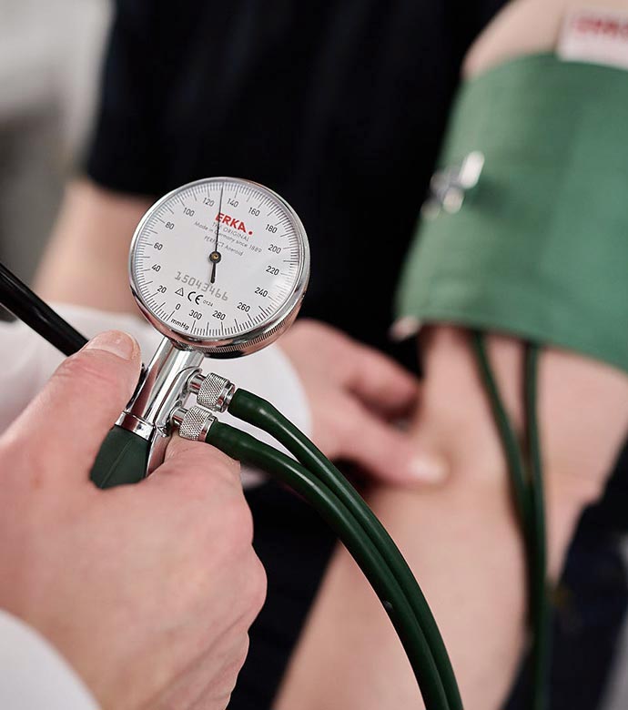 Blutdruckmessung bei Patient zur Kontrolle einer chronischen Erkrankung