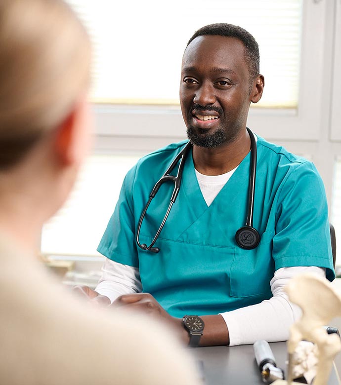 Arzt im Gespräch mit Patient während einer Vorsorgeuntersuchung