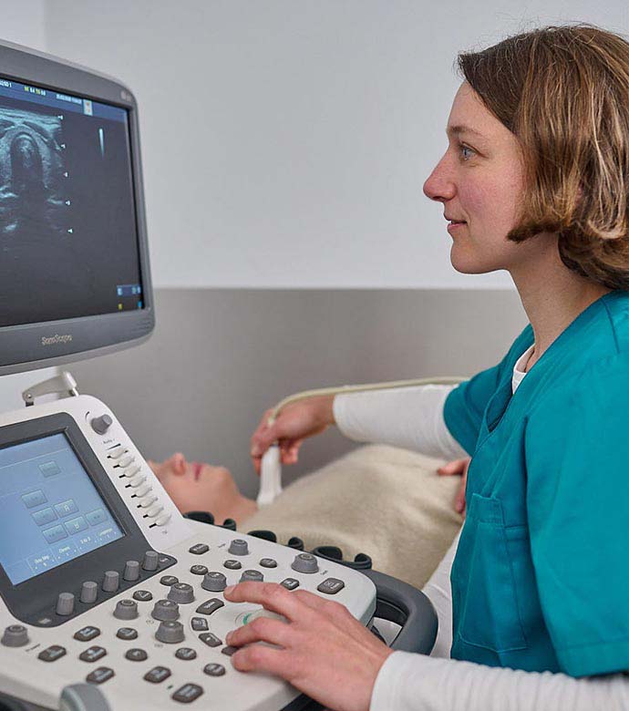 Ultraschalluntersuchung bei Patientin mit medizinischem Gerät