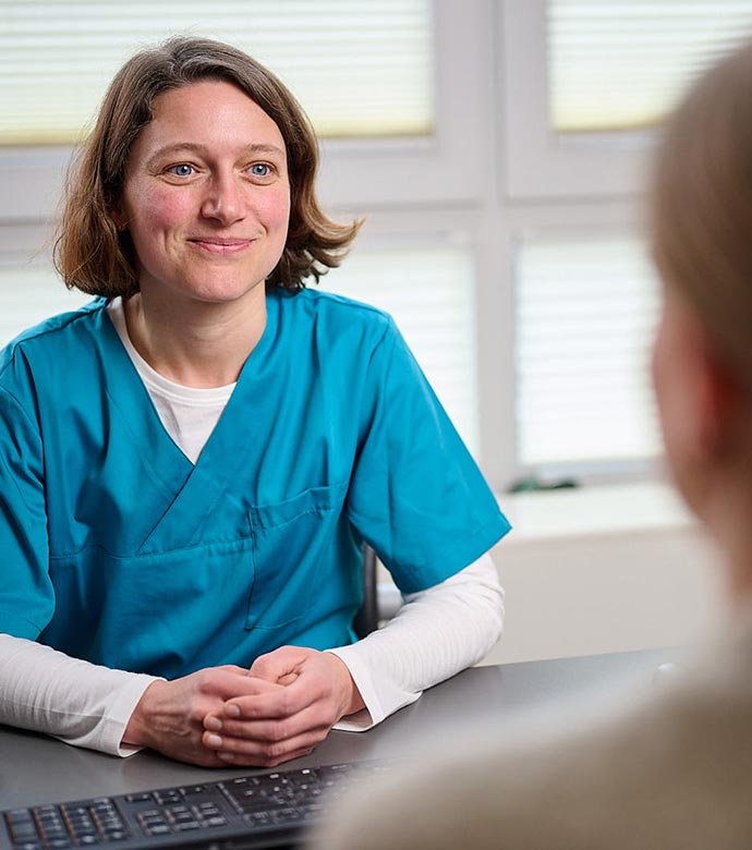 Ärztin im Beratungsgespräch mit Patient zu chronischer Erkrankung